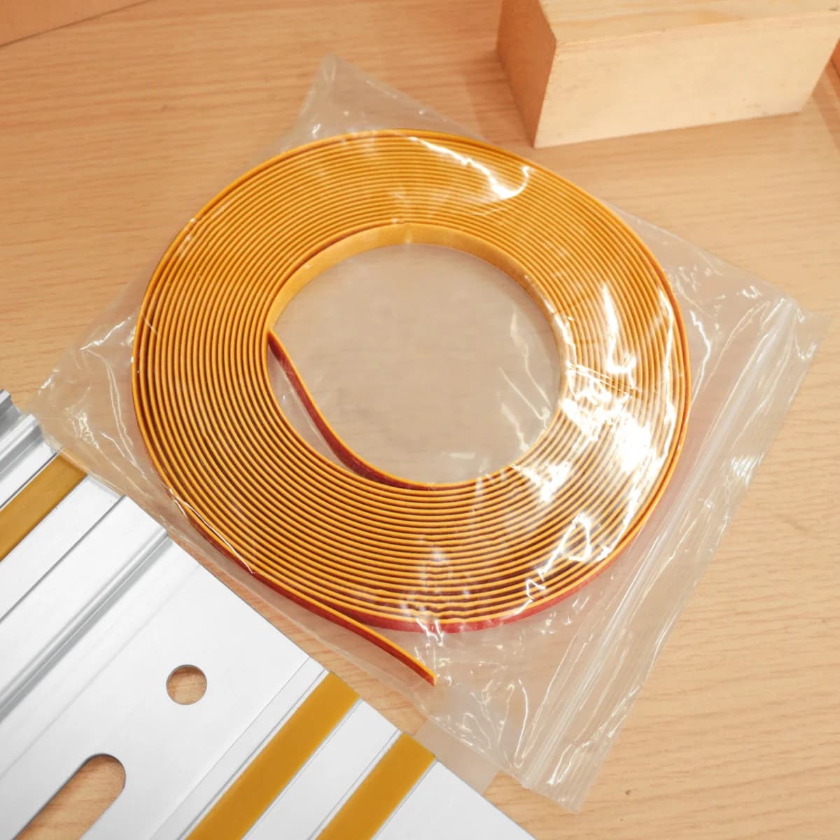 Prozirna traka za zaštitu od strugotine, širine 10 mm, rolana 4/8 m
